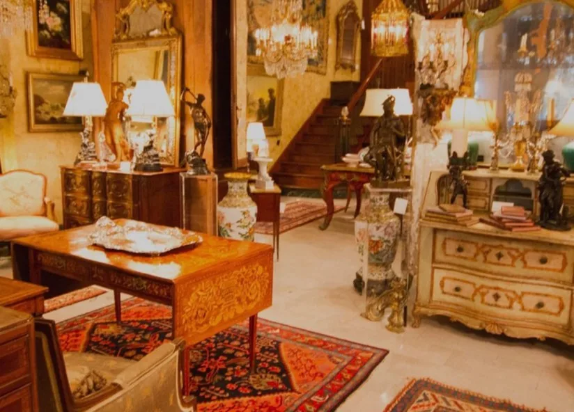 Mobilier et Antiquités proposés par Adrien Bon Antiquaire, Lyon