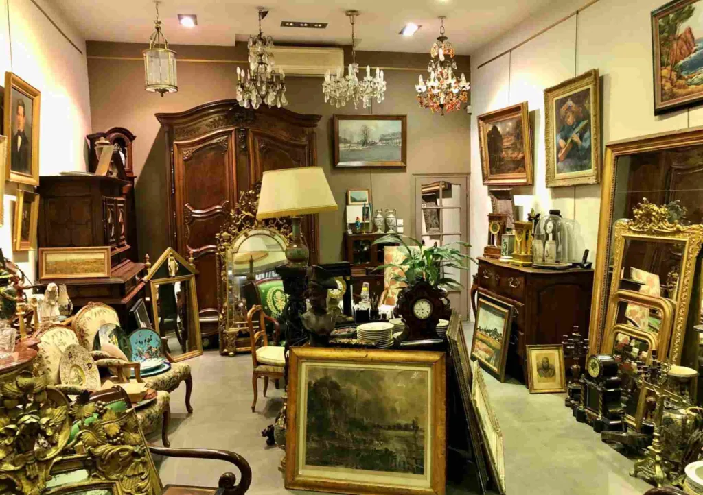 Intérieur de la boutique Antiquités Locatelli, Lyon