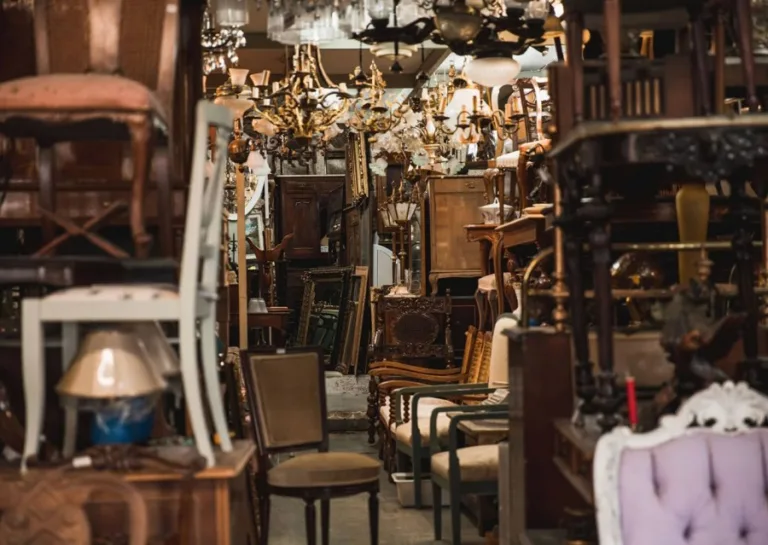 Antiquites du Chateau Brocante Antiquaire Versailles France 768x545