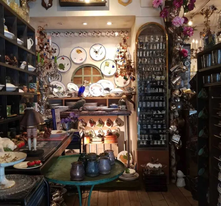 Au Bain Marie Brocante Antiquaire Paris France 768x716