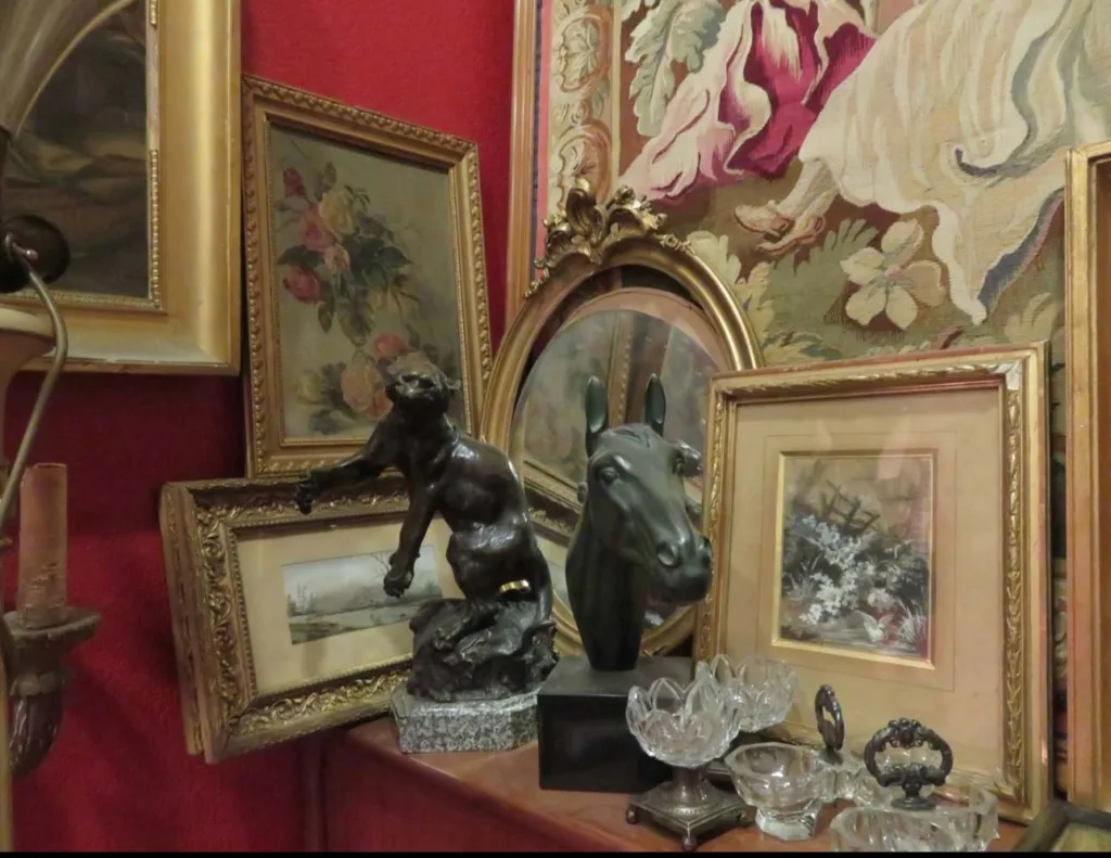 Antiquités proposées par Frédéric Marceau Antiquaire, Lyon