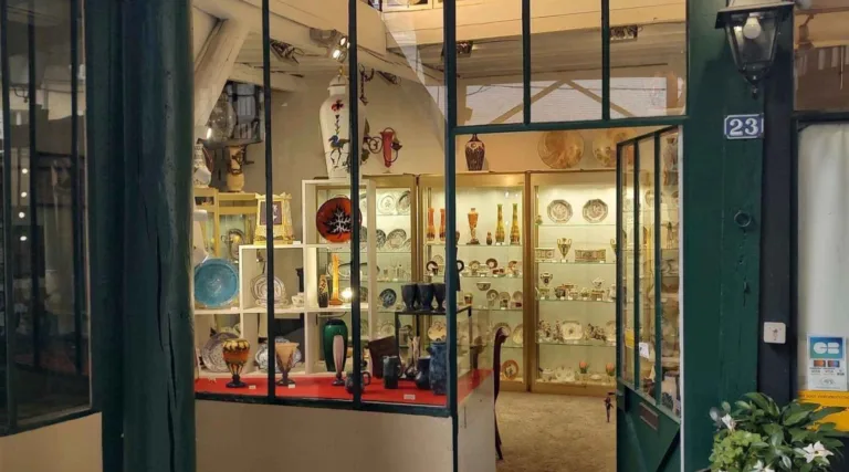 Galerie Arcanes Brocante Antiquaire Versailles France 768x427