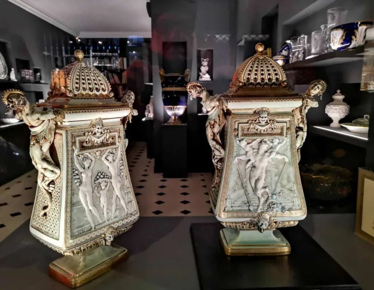 Galerie Dragesco Cramoisan Brocante Antiquaire Paris France 768x596