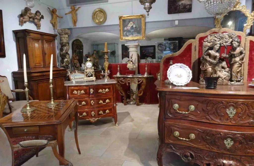 Antiquités proposées par Gérardin Antiquités, Lyon