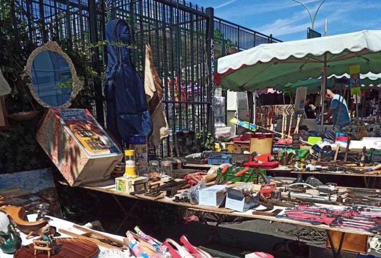 Marche aux Puces de Montreuil Brocante Antiquaire Paris France 1 768x521
