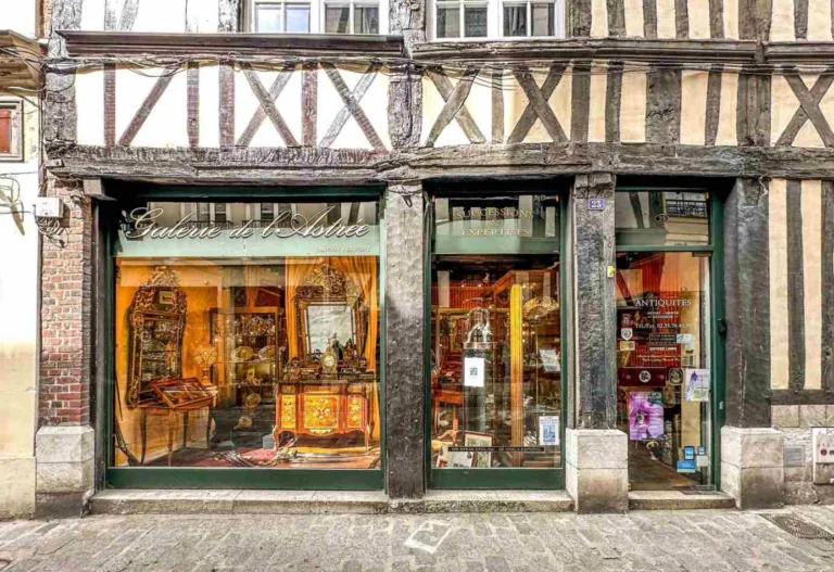 Galerie de lAstree Brocante Antiquaire Rouen France 1 768x527