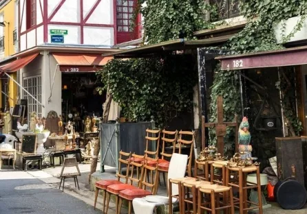 Rue dans le marché aux Puces de Saint-Ouen, France