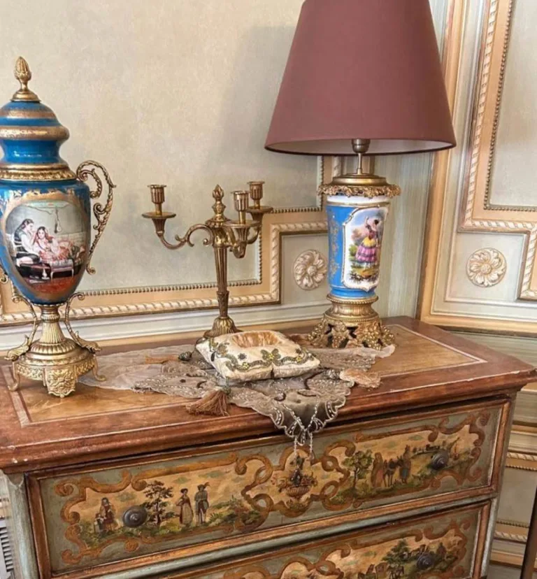 La Reine Antiquites Brocante Antiquaire Neuilly sur Seine France 1 768x828